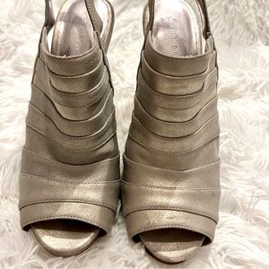 Beautiful metallic classic Calvin Klein "Kaylor"pumps size 8.